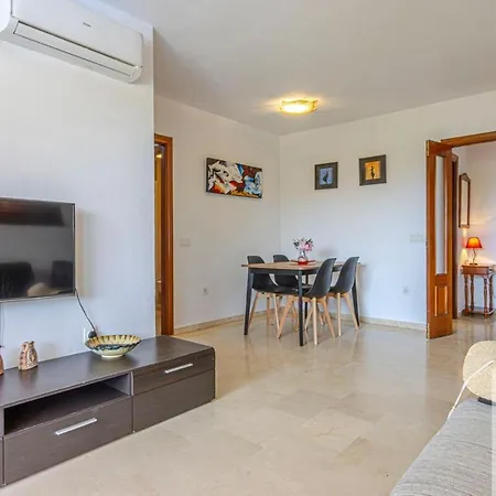 Wonderful 2 Bdr With Pool And Private Parking *