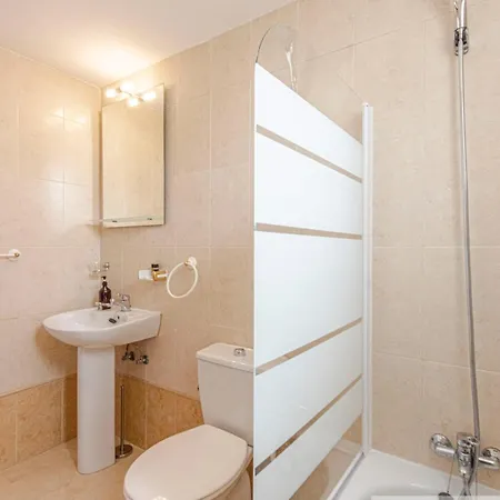 Wonderful 2 Bdr With Pool And Private Parking Apartment *